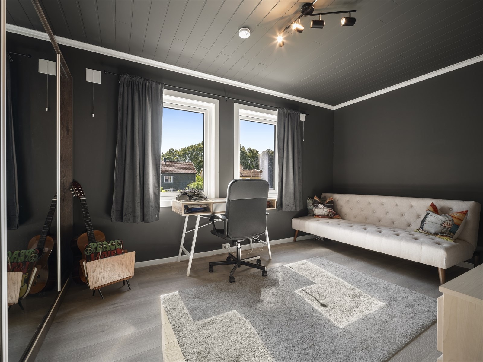 Et stort og fint rom med god oppgradert standard fra 2019/20. Det er moderne enstavs laminat på gulv og glatte overfarter malt i en stilren mørk farge. Galleribilde