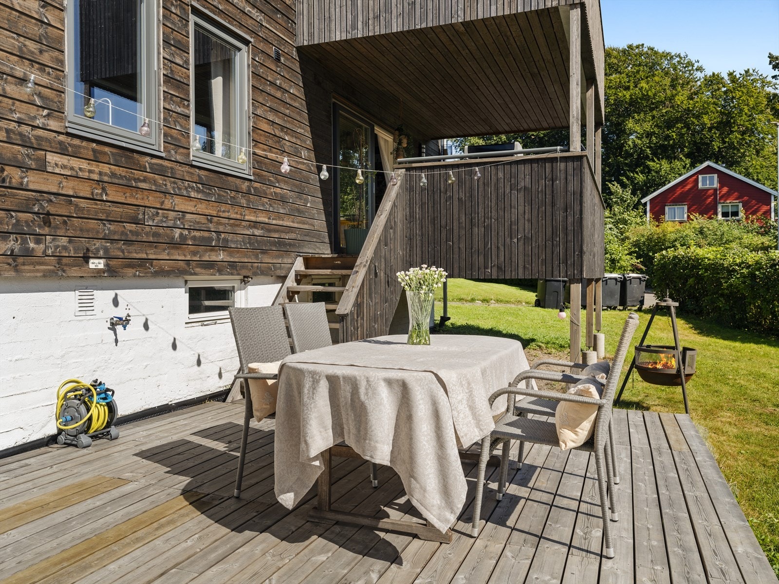 Flott beliggenhet mot syd sørger for gode solforhold - her ligger alt til rette for mye utendørs hygge! Galleribilde