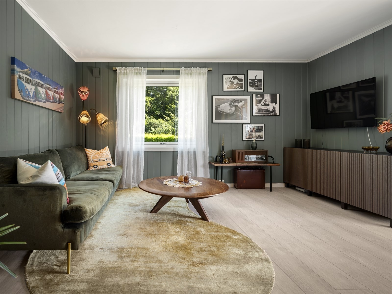 Stuen har god og moderne standard med lys enstavs laminat fra 2019/20 på gulv og panelplater på veggene malt i en innbydende farge. Galleribilde