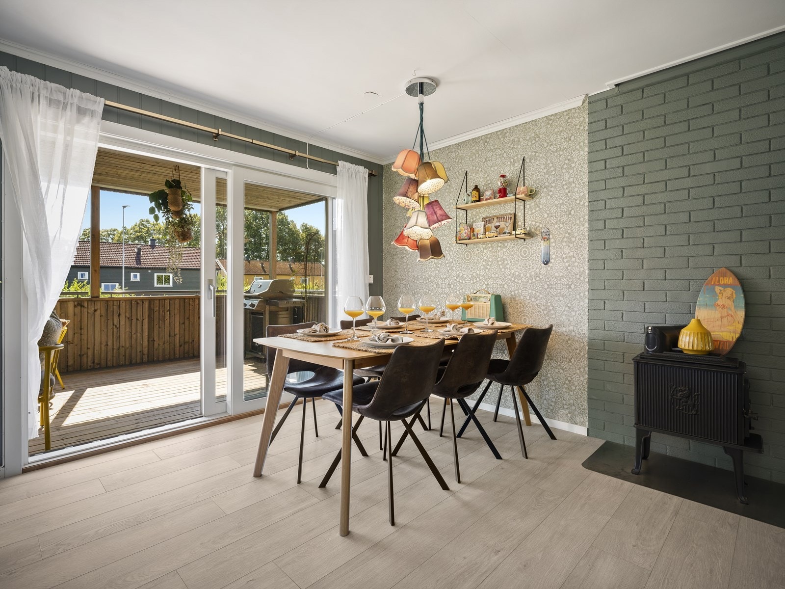 Som et fint midtpunkt i stuen er det en sjarmerende eldre vedovn som gir god varme på kaldere høst- og vinterdager. Galleribilde