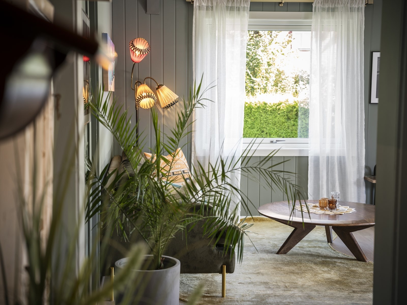 Stuen har store vindusflater mot to ulike himmelretninger som sørger for rikelig med naturlig lys. Alle vinduene i leiligheten var nye i 2021. Galleribilde