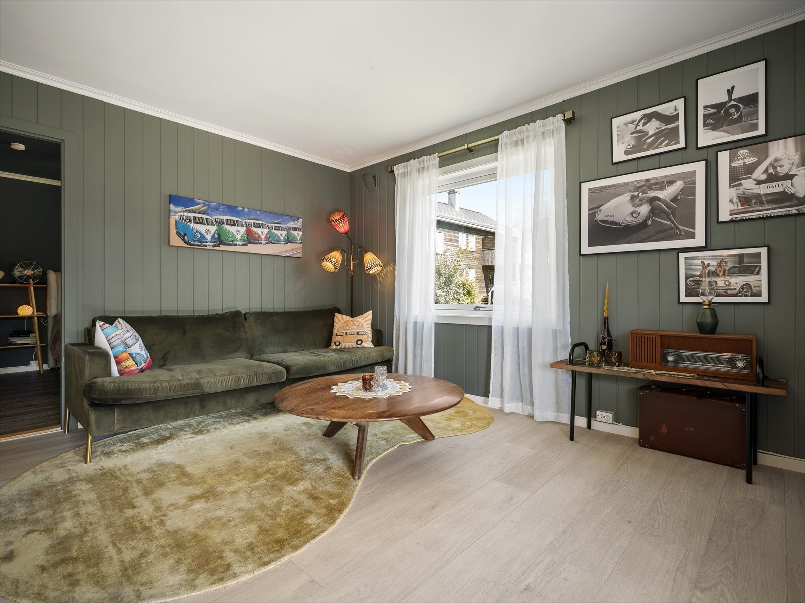 Stuen er det naturlige oppholdsrommet i leiligheten, og er et stort, lyst og fint rom. Galleribilde