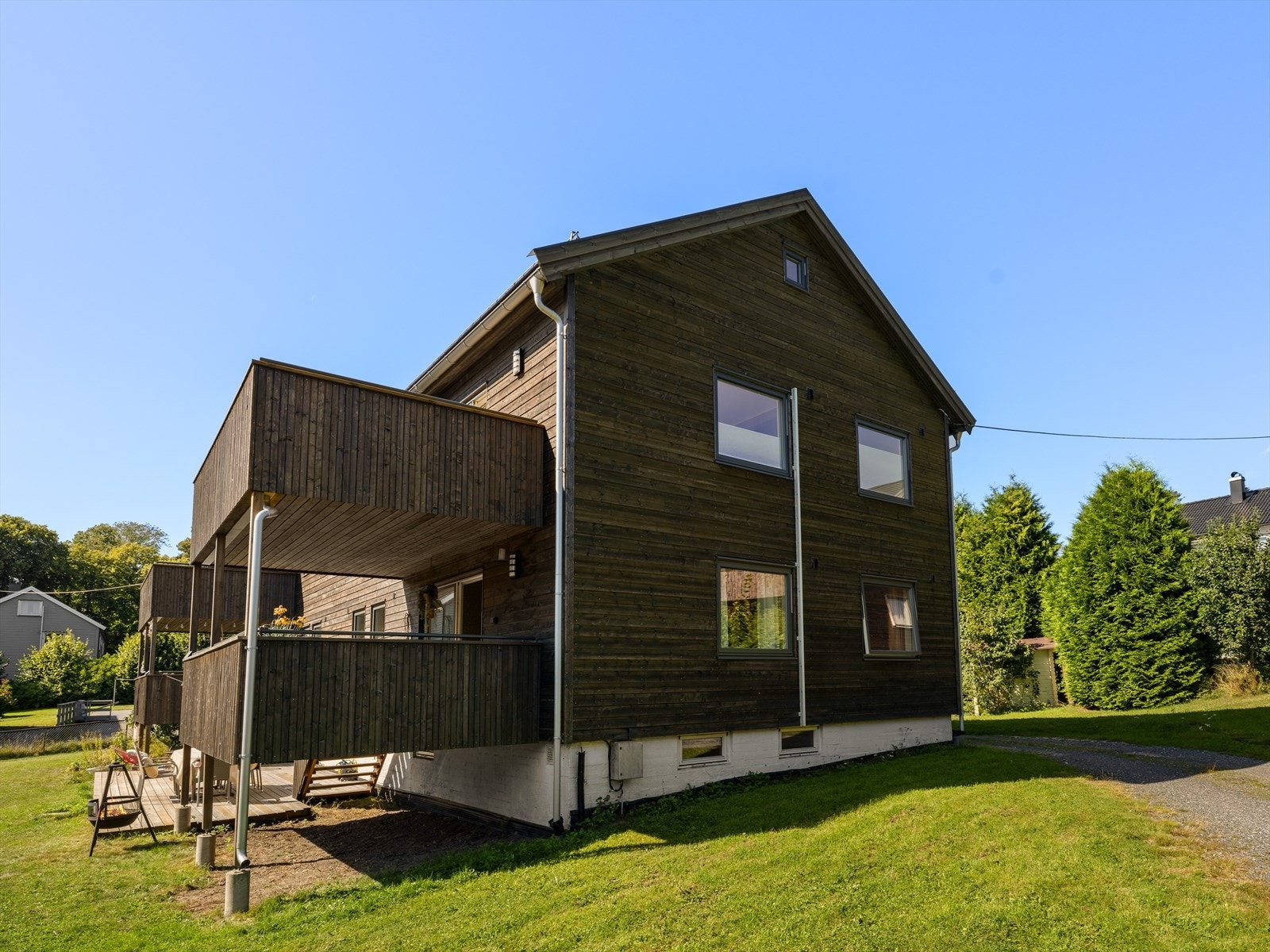 Leiligheten har en attraktiv beliggenhet i et etablert og fredelig boområde på Orkerød/Balaklava på Jeløya, kjent for sin naturskjønnhet og nærhet til sjøen. Galleribilde