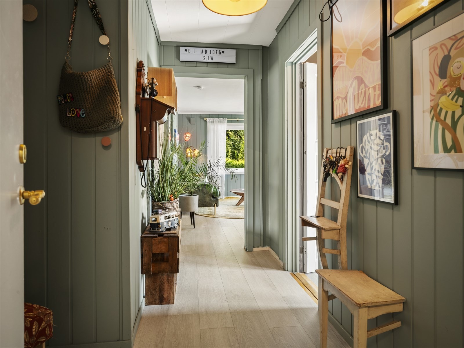 Du ønskes velkommen inn i en hyggelig entré med plass til sko og oppheng av yttertøy. God standard med pen enstavs laminat fra 2019/20 på gulv og overflater malt i en fin grønnfarge i 2019/20. Galleribilde