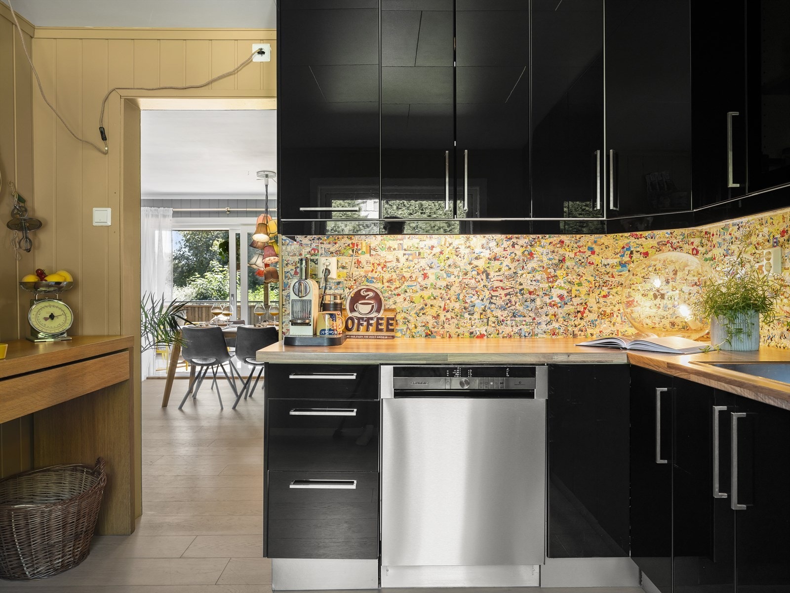 Kjøkkenet ligger i et eget rom i naturlig tilknytning til stuen. Galleribilde