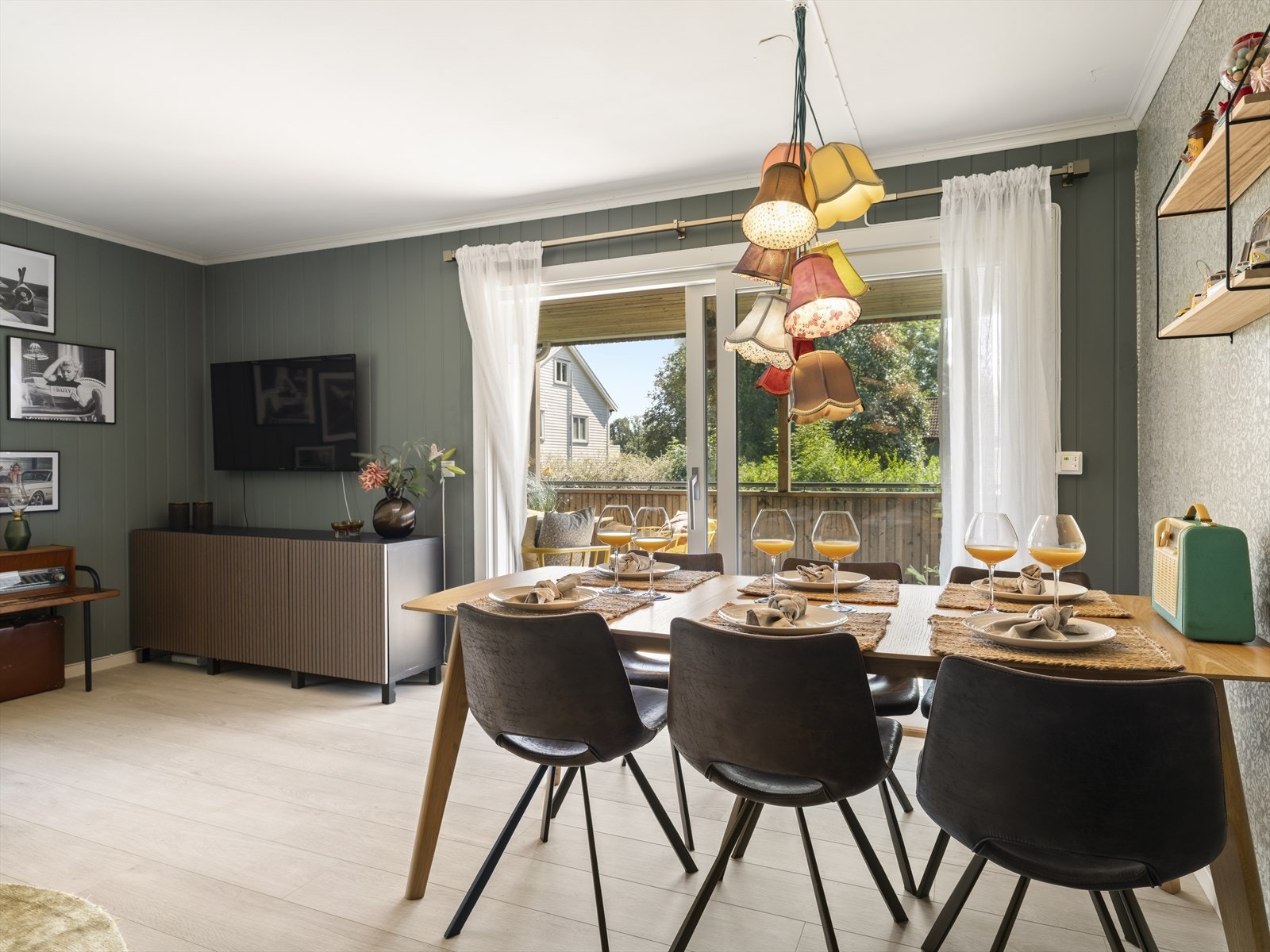 Stuen er romslig med god plass til sofagruppe med salongbord, mediemøblement med TV og et stort spisebord. Galleribilde