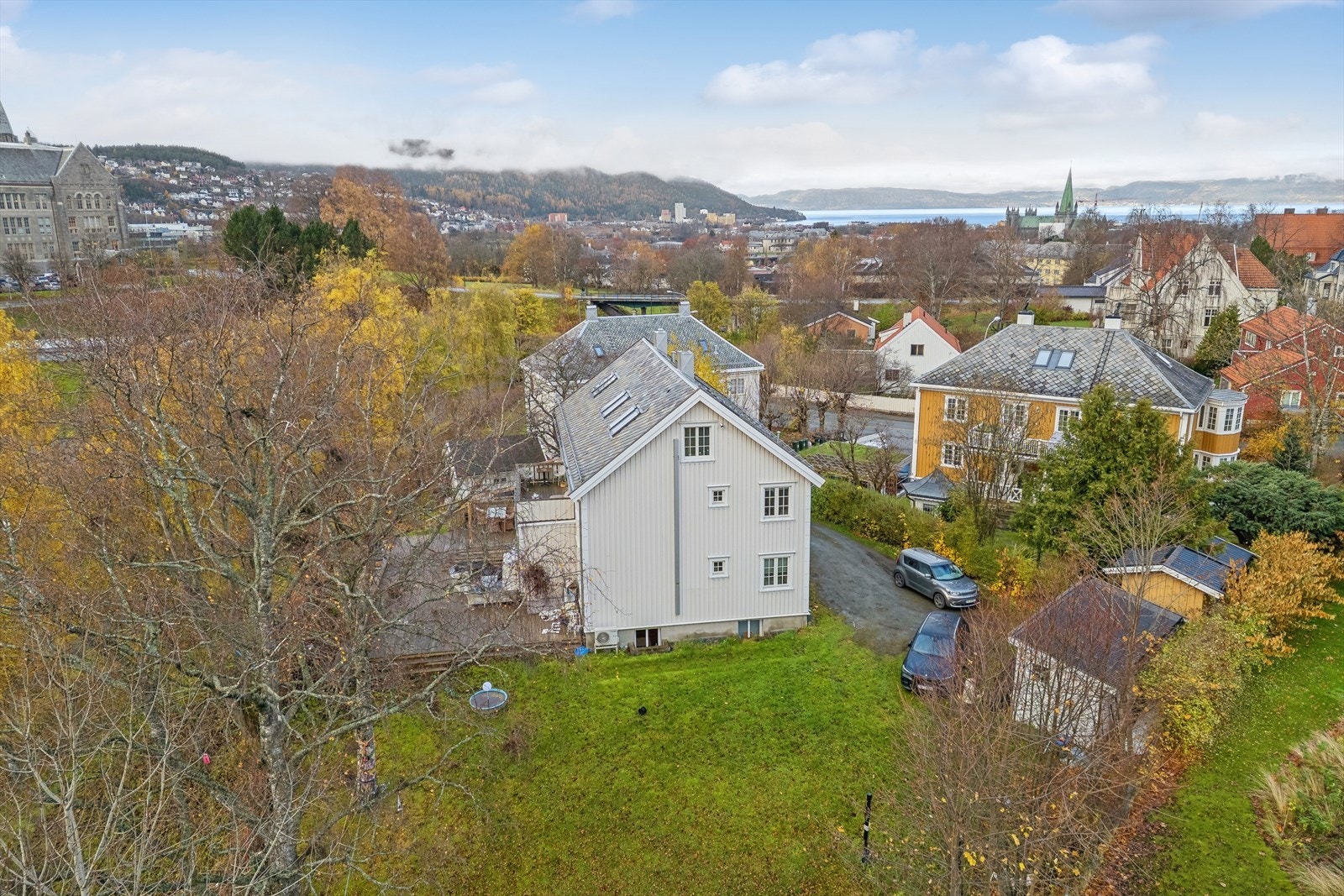 Her bor du tilbaketrukket i rolige og flotte omgivelser, og likevel med korte avstander til det meste byen har å by på. Galleribilde