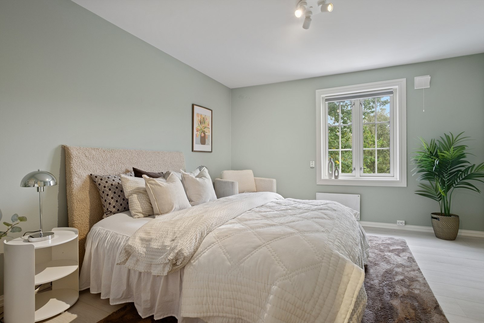 Soverommet er malt i en frisk- og lun fargetone. Galleribilde