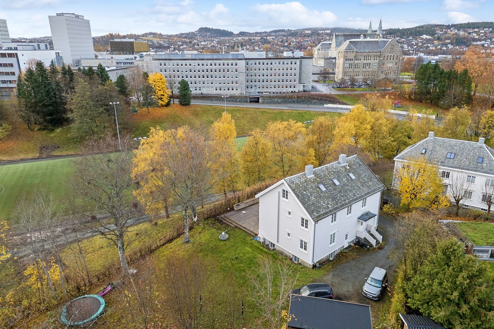 Leiligheten ligger i et veletablert og attraktivt boligområde på beste Singsaker. Området har beholdt sin opprinnelige sjarm med frodige gater, velholdte hager og ærverdige boliger fra tiden rundt begynnelsen av 1900-tallet. Galleribilde
