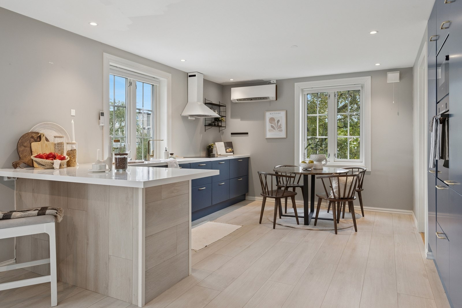 Kjøkkenet har integrert platetopp, stekeovn, mikrobølgeovn, kjøleskap og fryser. Galleribilde