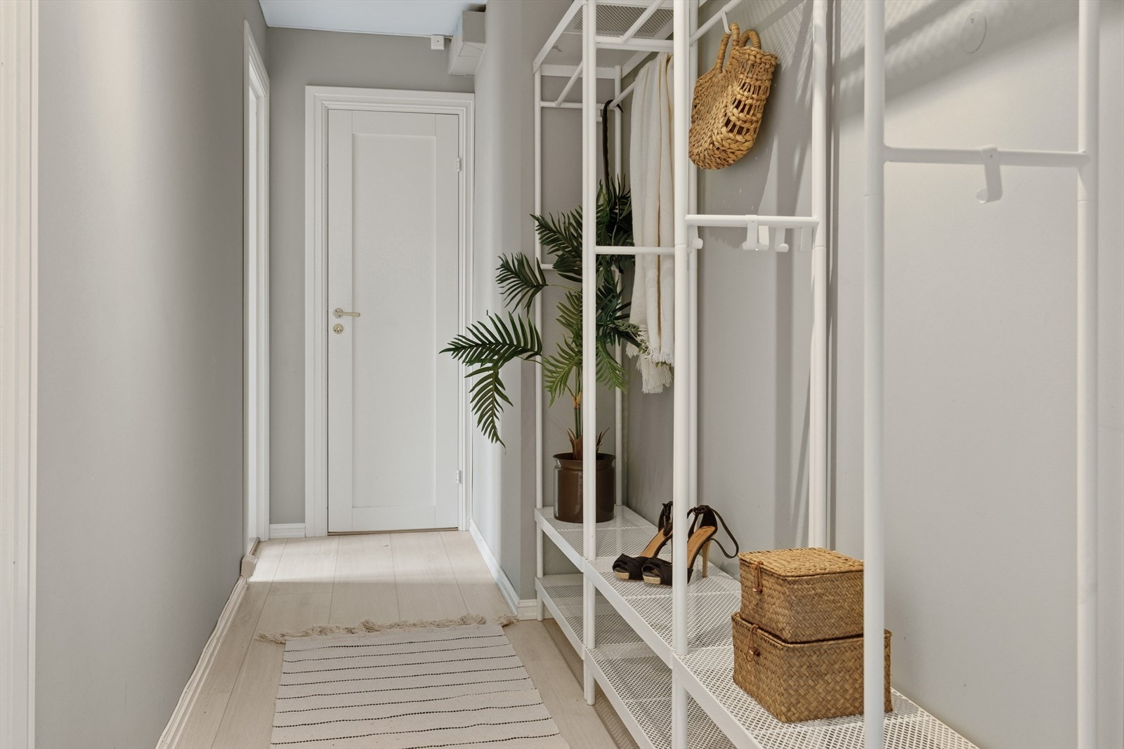 Den lysmalte entréen/gangen er ca. 7 m² og har god plass til knaggrekke evt. garderobeskap samt skostativ. Galleribilde