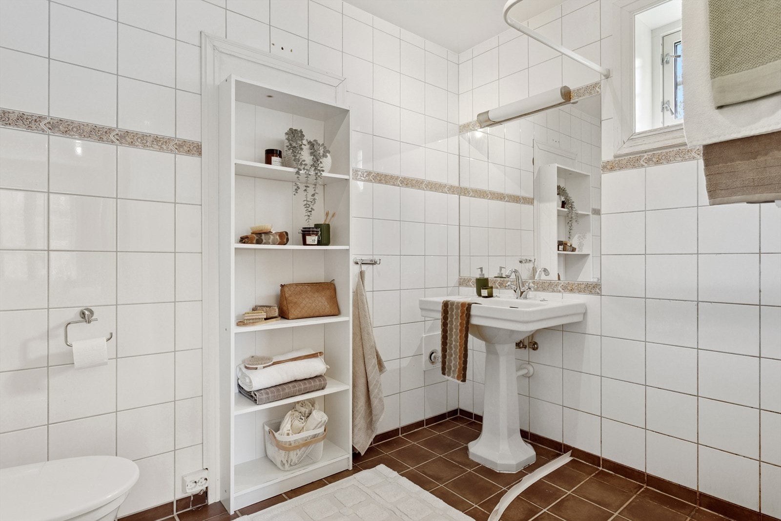 Baderommet er ca. 5 m² og har flis på gulv og vegg, malt slett himling. Galleribilde