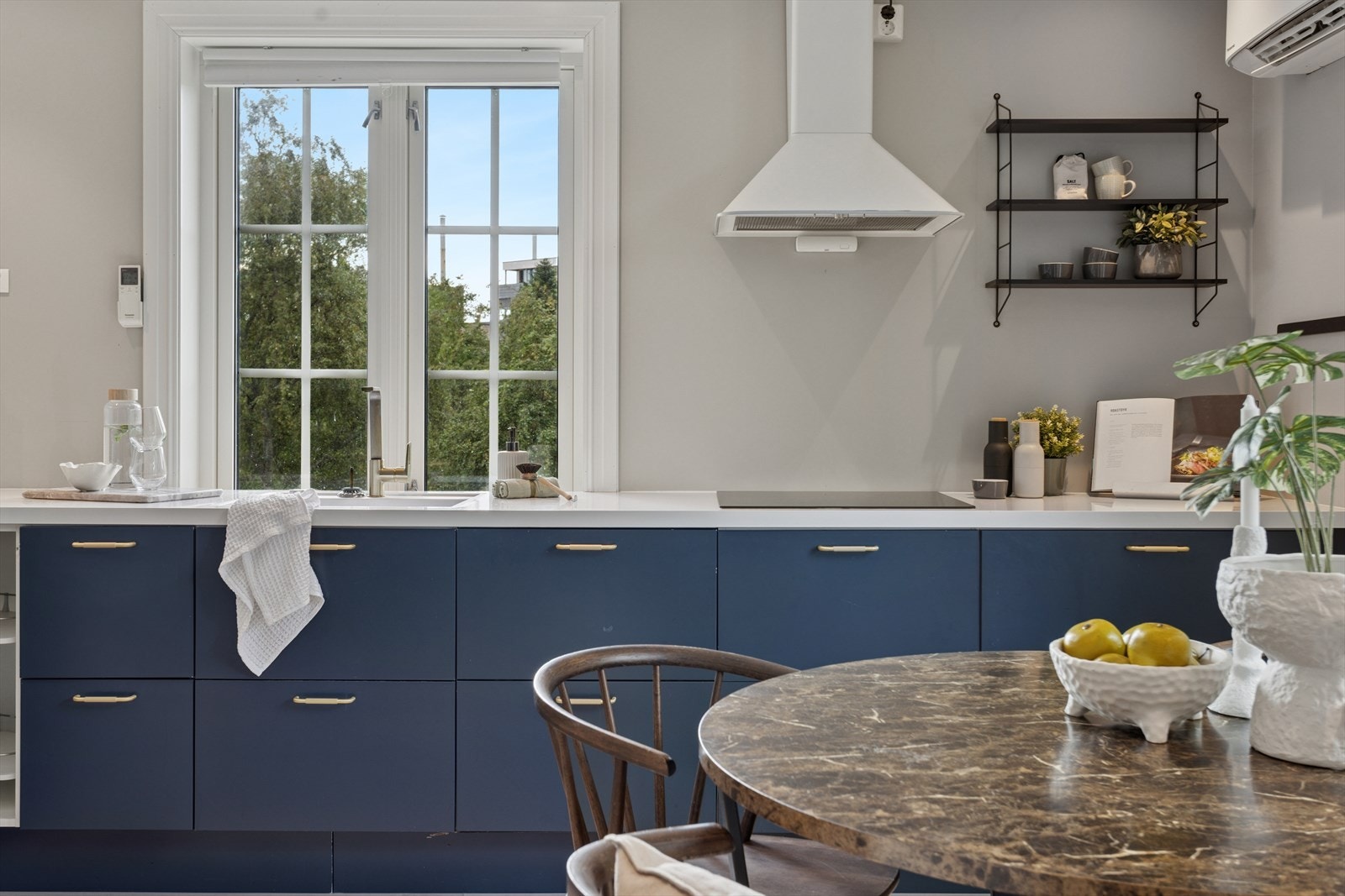 Kjøkkenet har rikelig med skap- og benkeplass. Galleribilde