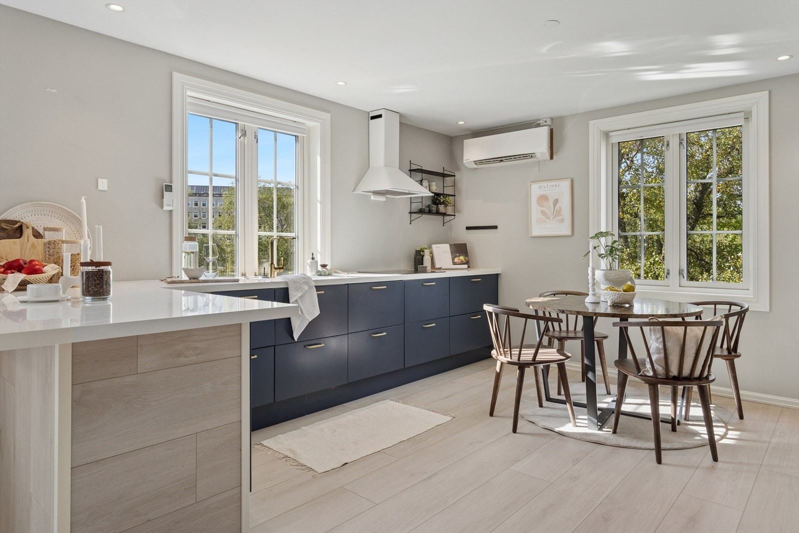 Kjøkkenet har en meget flott innredning som består av høyskap og underskap med folierte fronter og skrog. Laminat benkeplate med nedsenket oppvaskkum og platetopp. Galleribilde