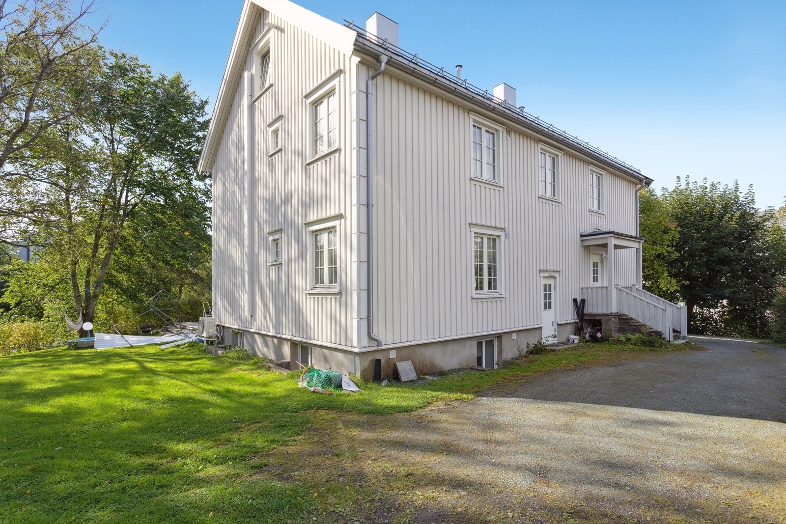 Felles eiendomstomt på ca. 1 165 m² som er opparbeidet med gressplen og store gamle løvtrær og hekk. Dels skrånende tomt mot sørvest. Galleribilde