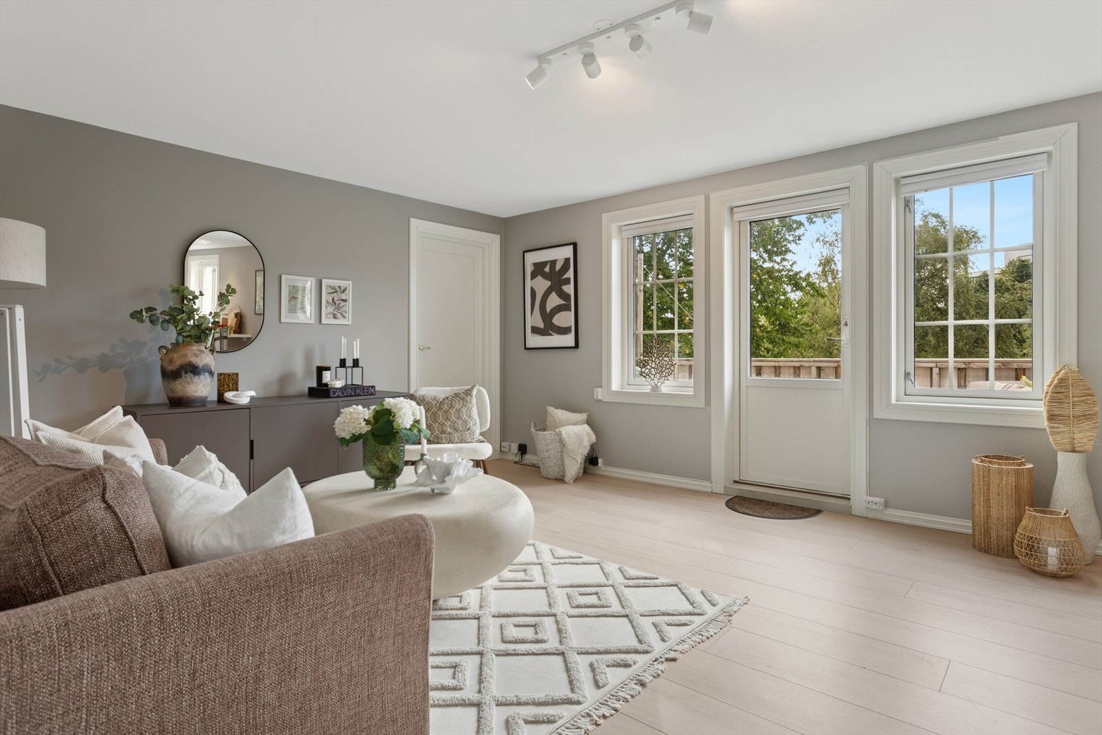 Stuen er oppmalt i moderne- og tidsriktige veggtoner. Lekre gulvflater. Galleribilde