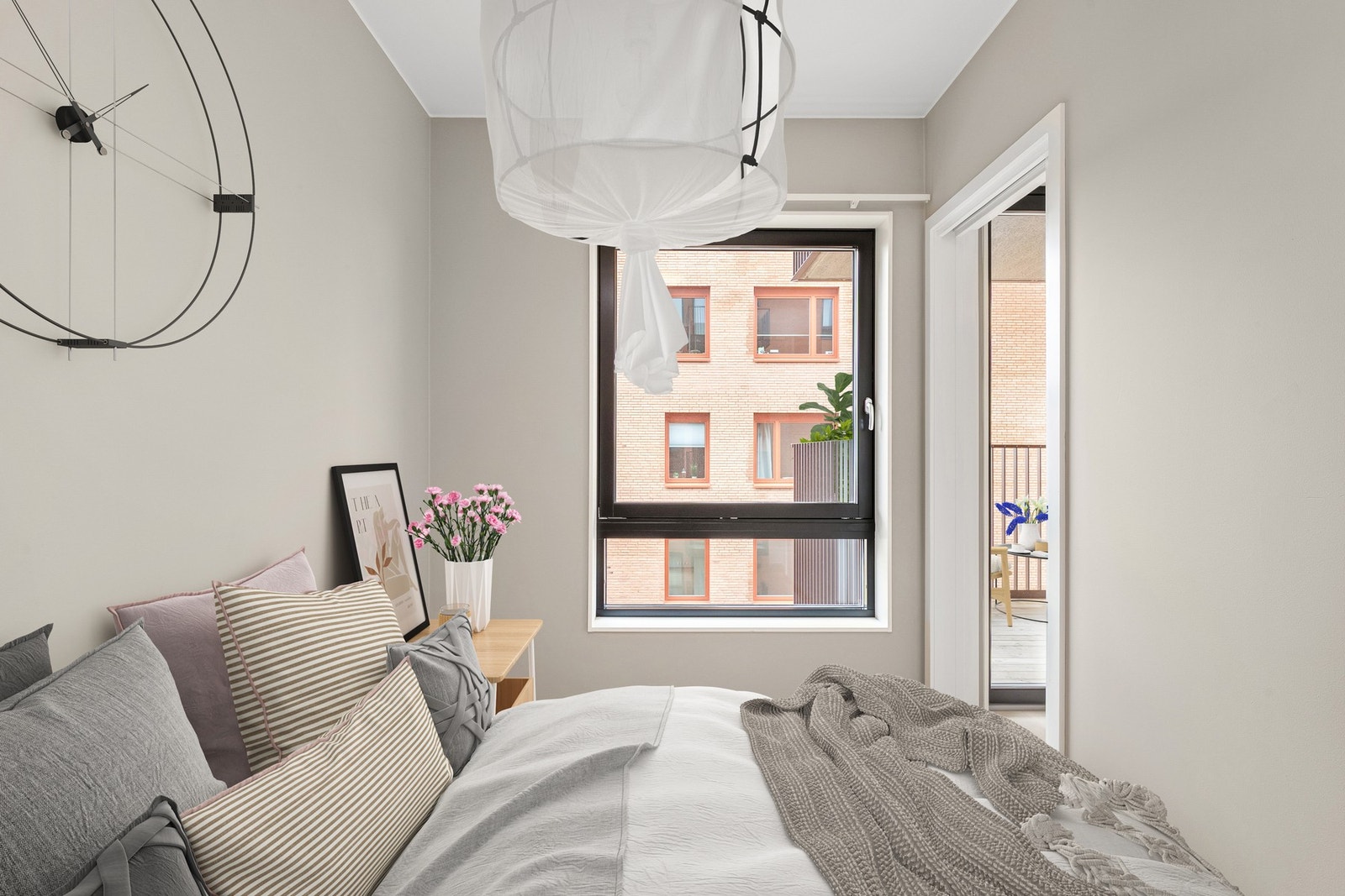 Innbydende og romslig soverom med plass til dobbeltseng og nattbord. Galleribilde