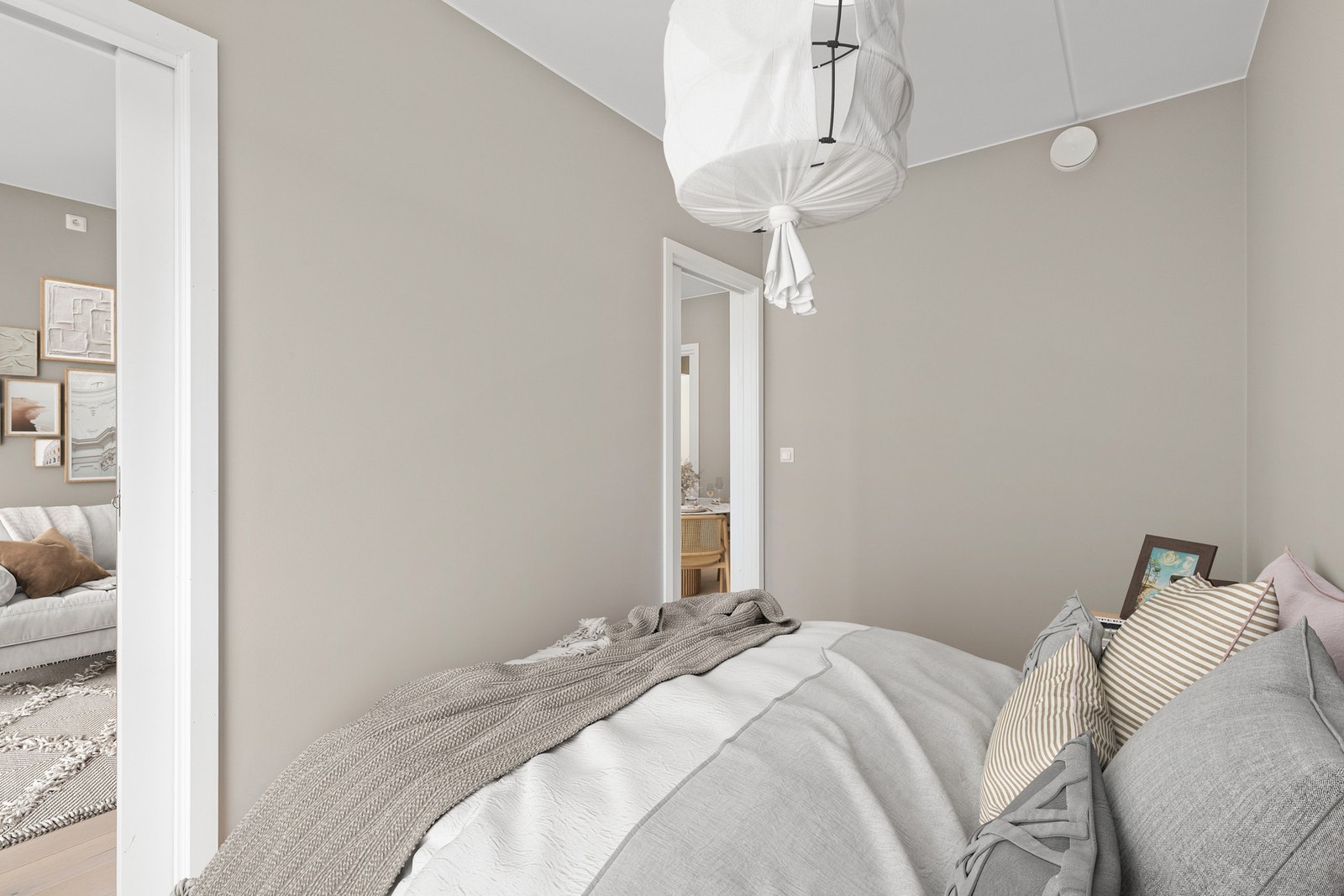 Soverommets utforming gjør det enkelt å komme til på begge sidene av sengen. Galleribilde