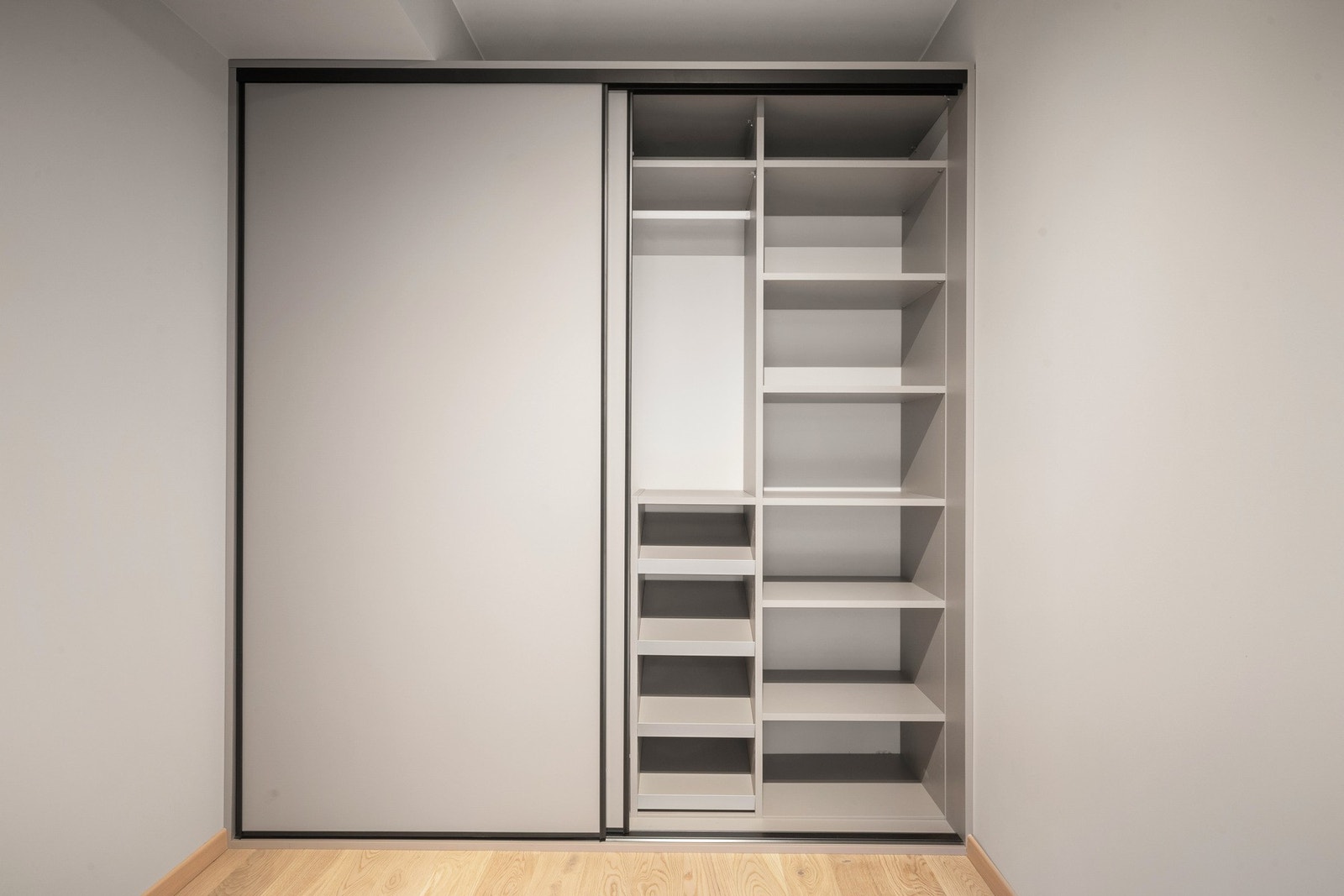 Her medfølger også denne store skyvedørsgarderoben fra Sigdal som har både både hyller, skuffer og oppheng. Det er også plass til ekstra lagring over garderoben Galleribilde