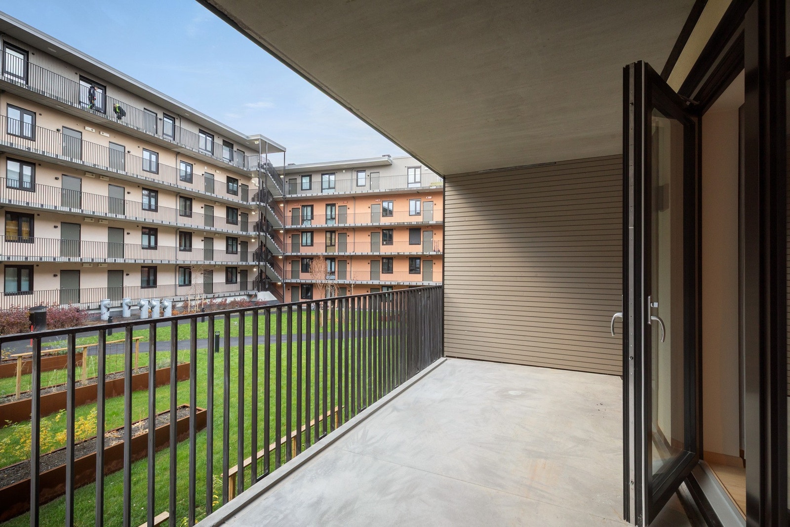 Fra stuen kan du gå ut på denne store fine balkongen på hele 12,4 kvm Galleribilde