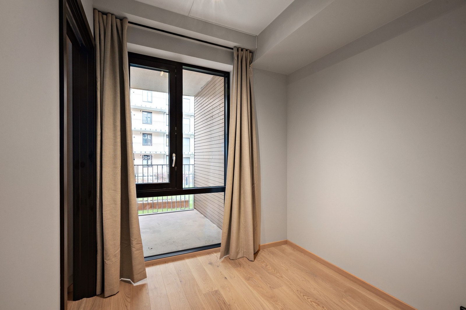 Soverommet vender inn mot rolig bakhage. Gardiner på soverom og stue medfølger Galleribilde