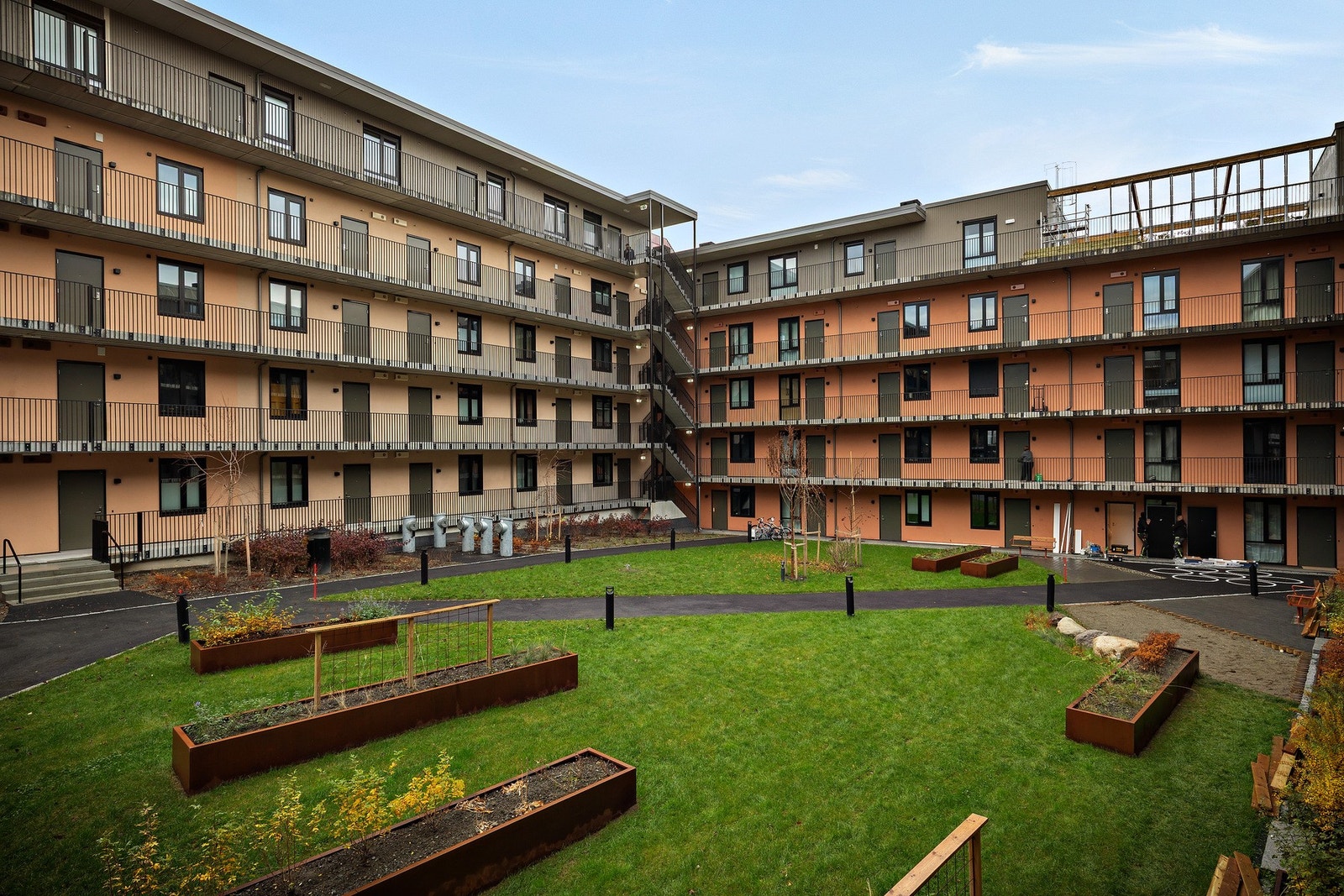 Bakhagen er som en egen grønn oase. Oppe i høyre hjørne ser du hvor takterrassen ligger Galleribilde