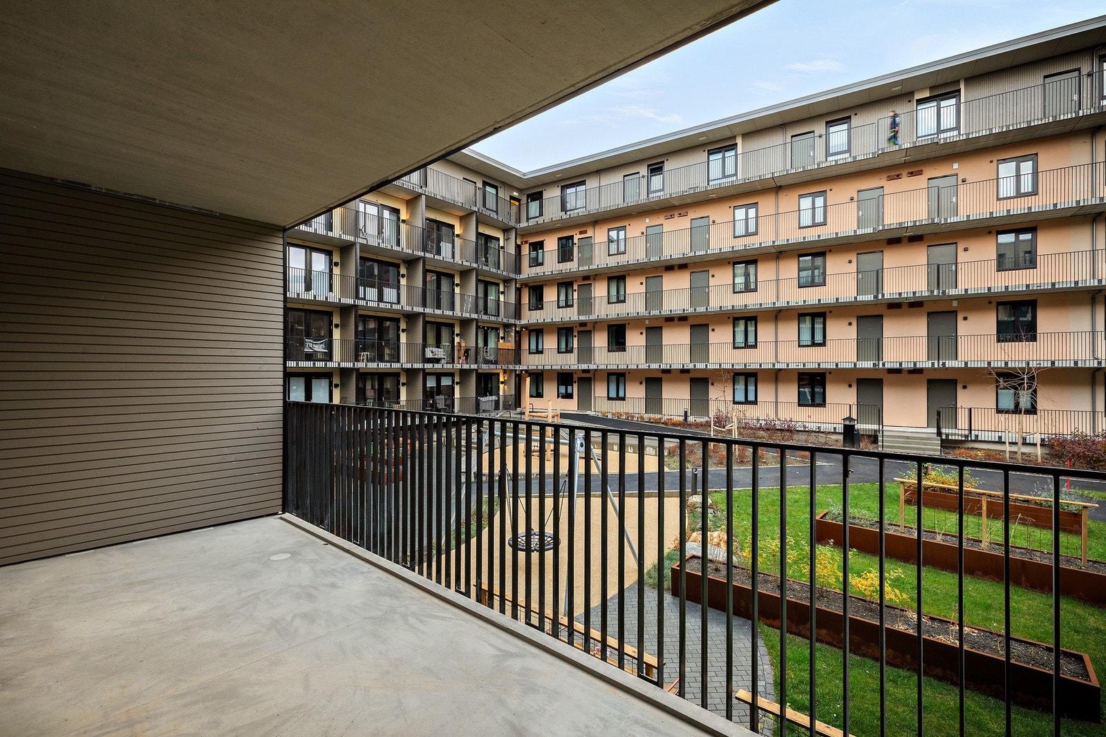 Balkongen vender mot sør og gir gode solforhold gjennom store deler av dagen Galleribilde