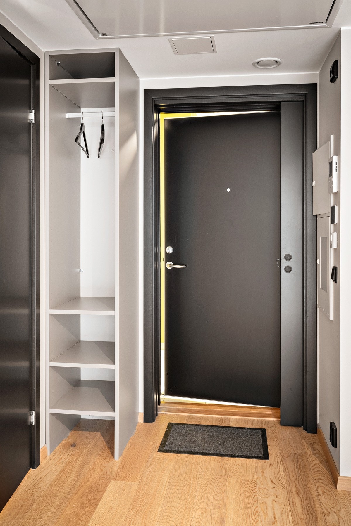 I entréen er det montert et skap for å henge fra deg yttertøyet. Dette medfølger handelen Galleribilde