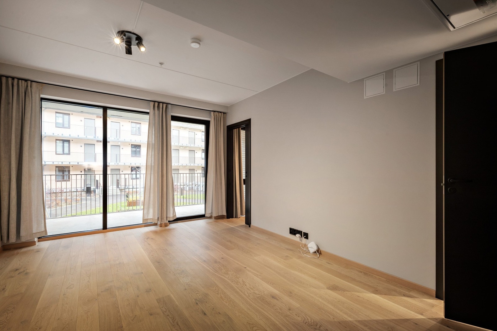 Hele leiligheten har fine farge- og materialvalg med sorte detaljer som går igjen i hele leiligheten Galleribilde