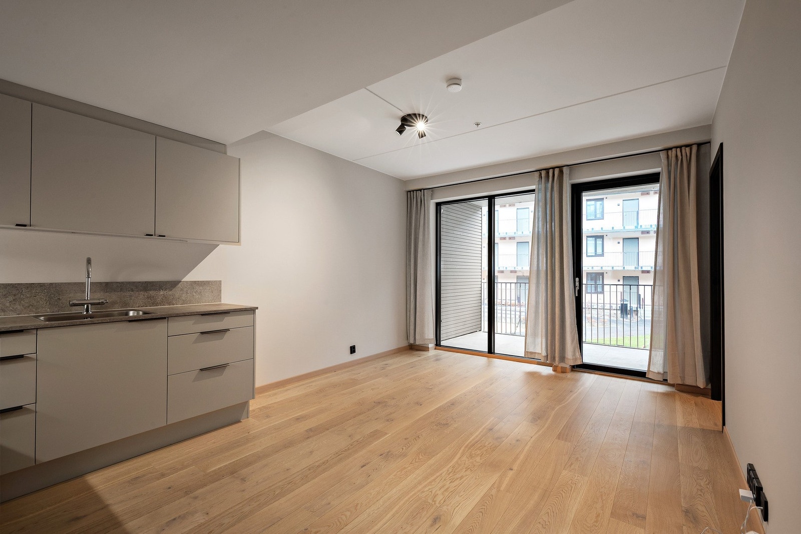 Leiligheten ligger i prosjektet "Basseløkka" som sto ferdig sommeren 2025. Her bor du meget sentralt, men likevel rolig og skjermet Galleribilde