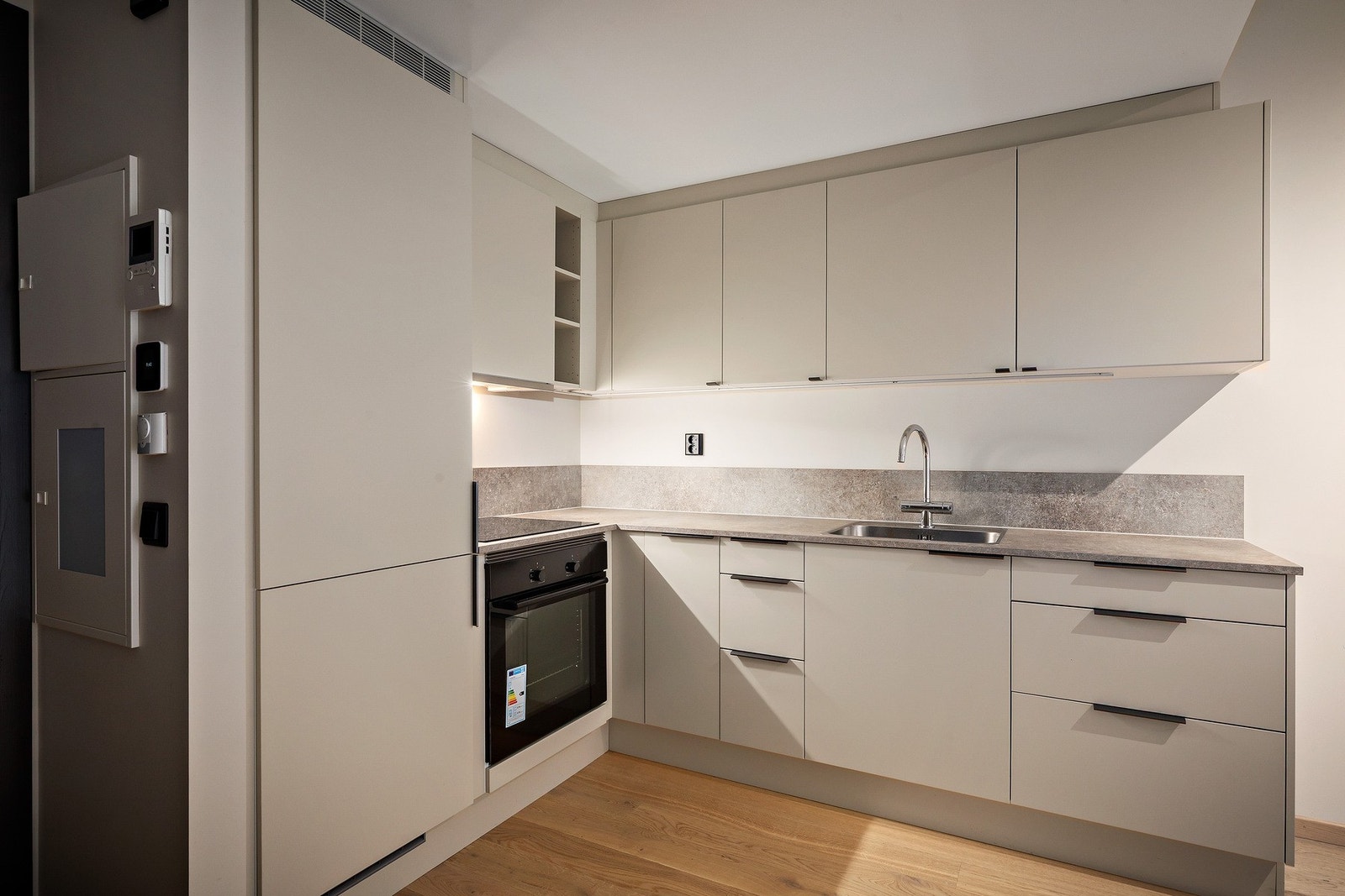 Pent og moderne hjørnekjøkken fra Sigdal med integrert kjøle- og fryseskap, platetopp og stekeovn Galleribilde