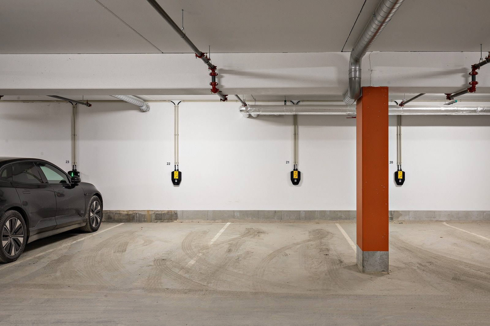 Det medfølger fast parkeringsplass i kjeller, med mulighet for å etablere elbil-lader Galleribilde