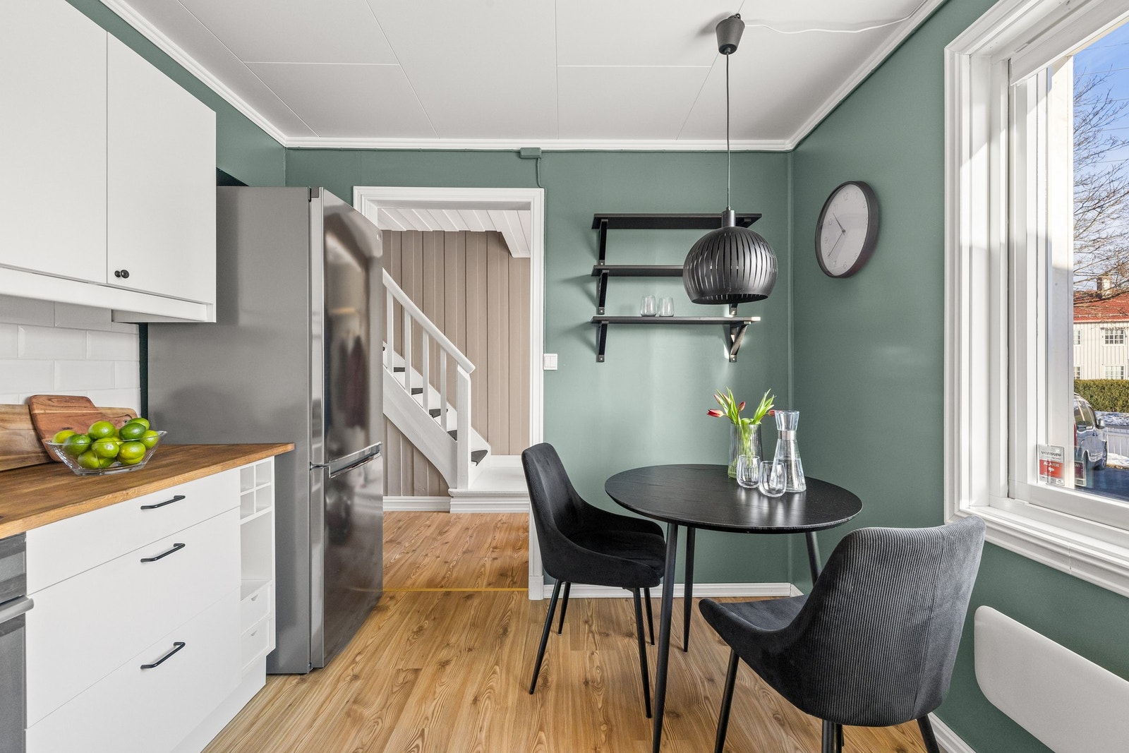 Kjøkkenet er utstyrt med integrerte hvitevarer Galleribilde