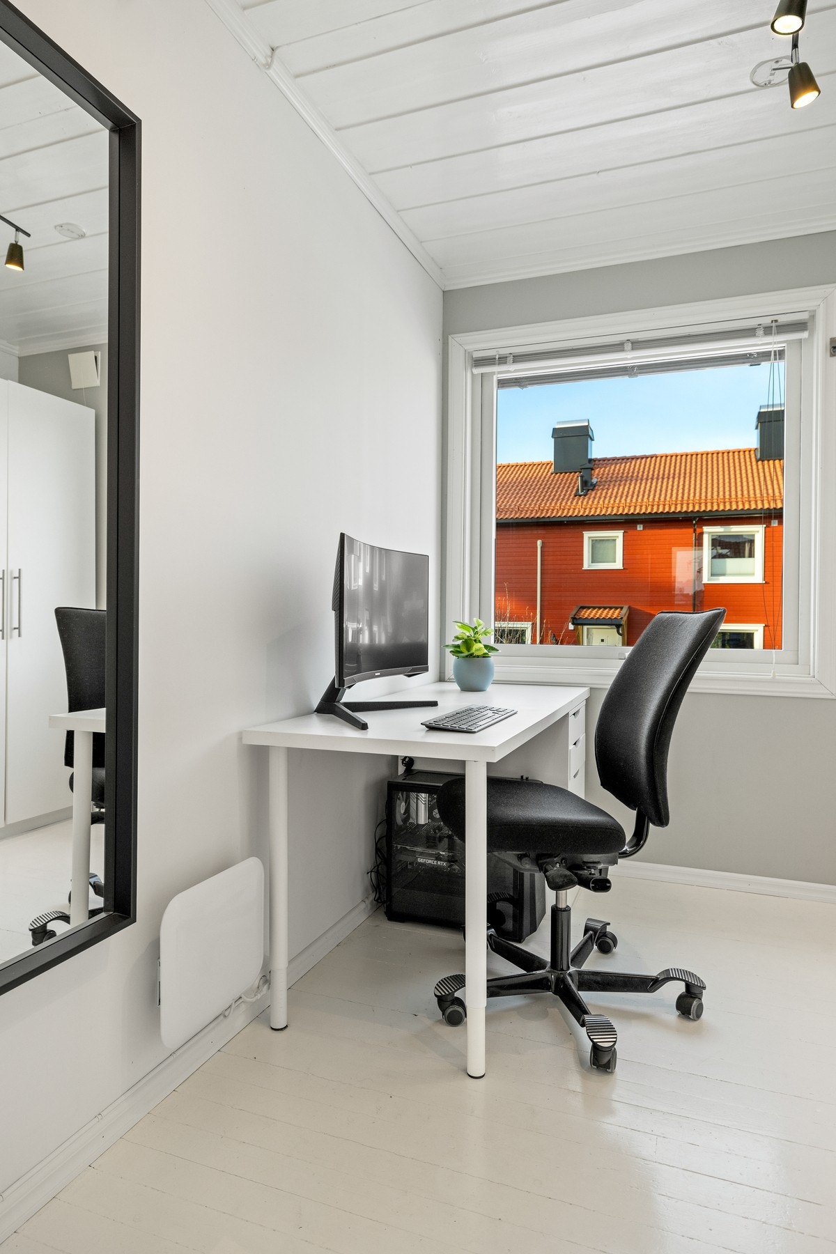 Soverom, brukt som kontor Galleribilde