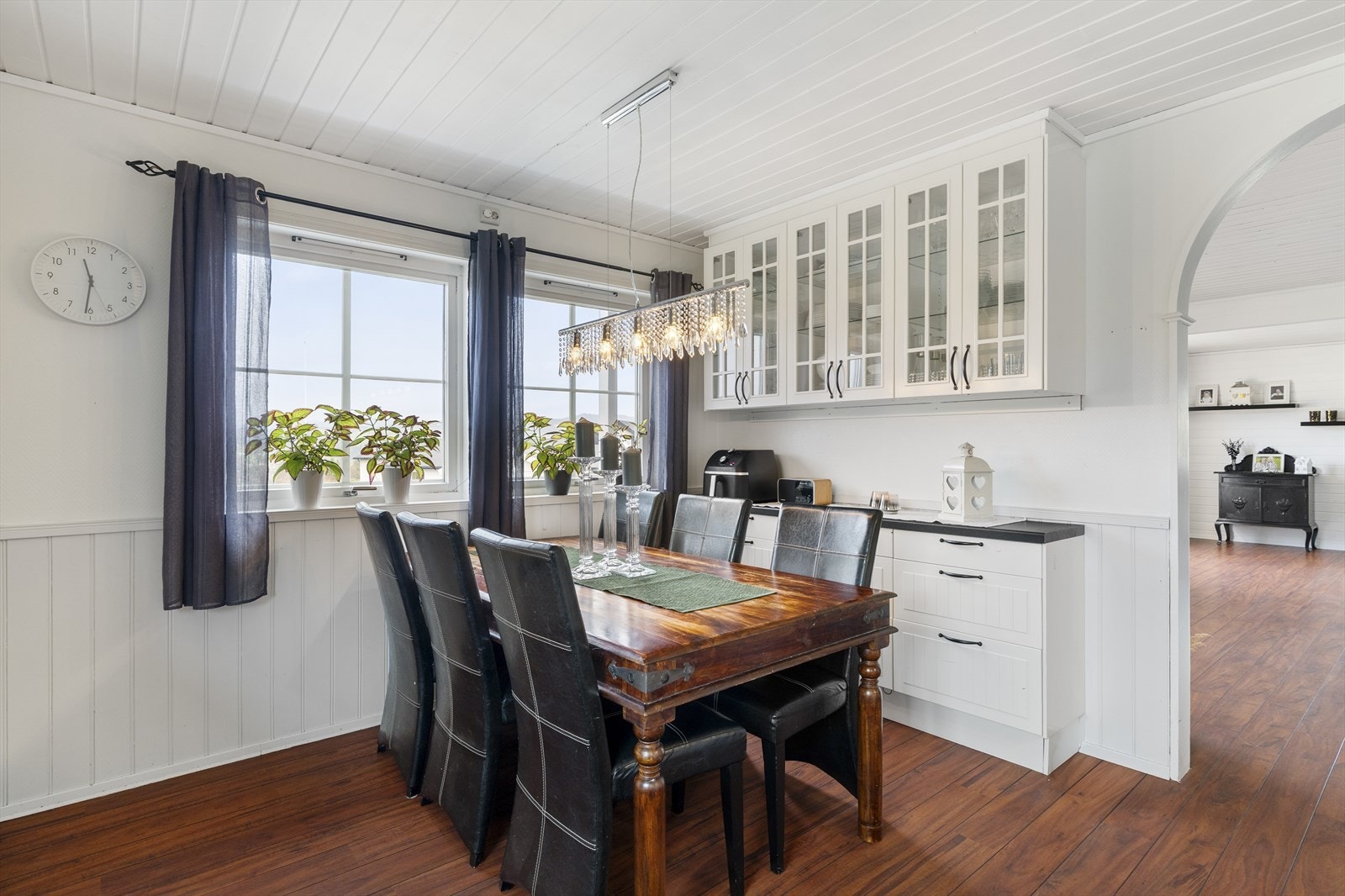 Rommet er på gode 15,5 m² og oppleves lyst og luftig. Galleribilde