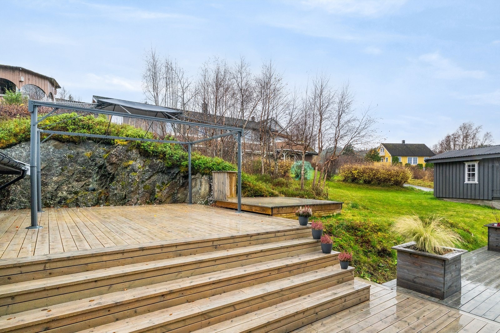 Eiendommen er godt utnyttet slik at man kan nyte sola hele dagen. Galleribilde