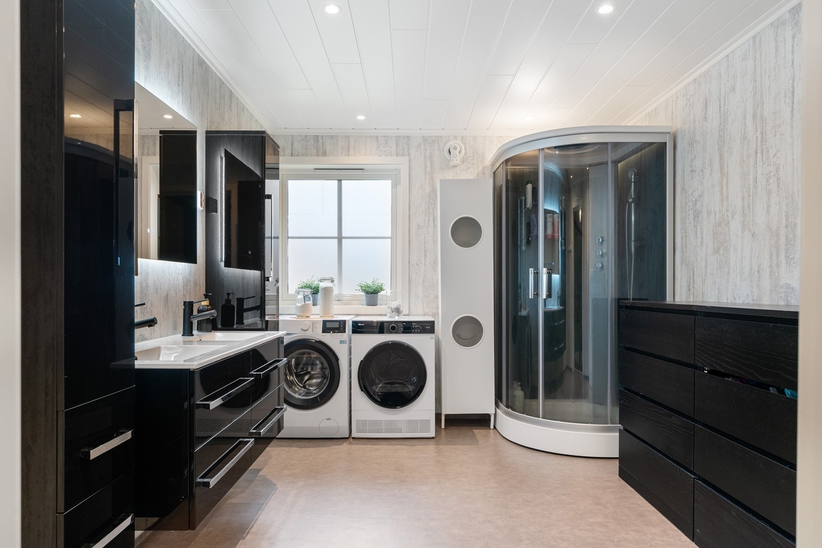 Baderommet ble oppgradert i 2022 og fremstår moderne og tidsriktig. Galleribilde