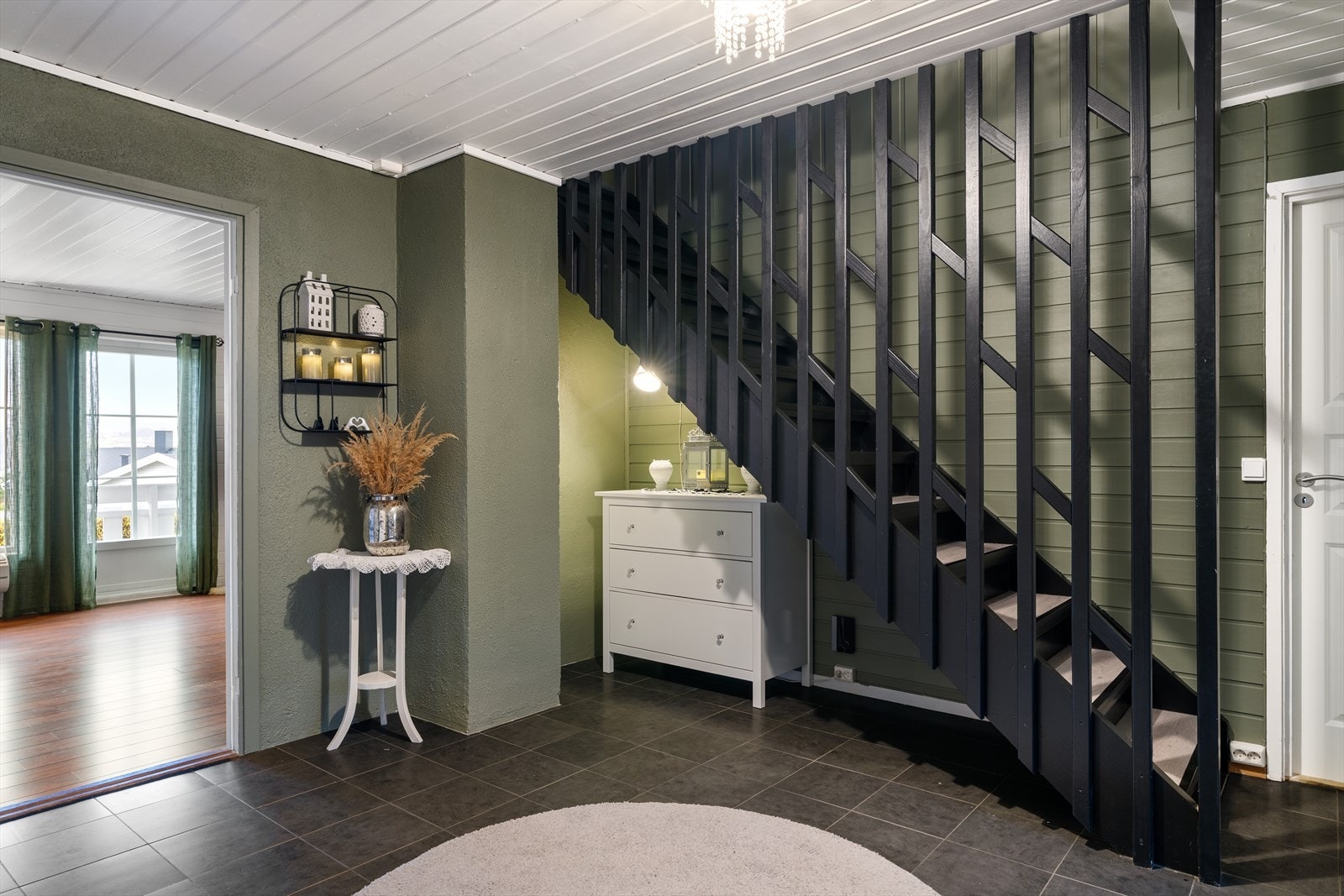 Boligen er malt i tidsriktige farger, noe som gir en behagelig og lun atmosfære. Galleribilde