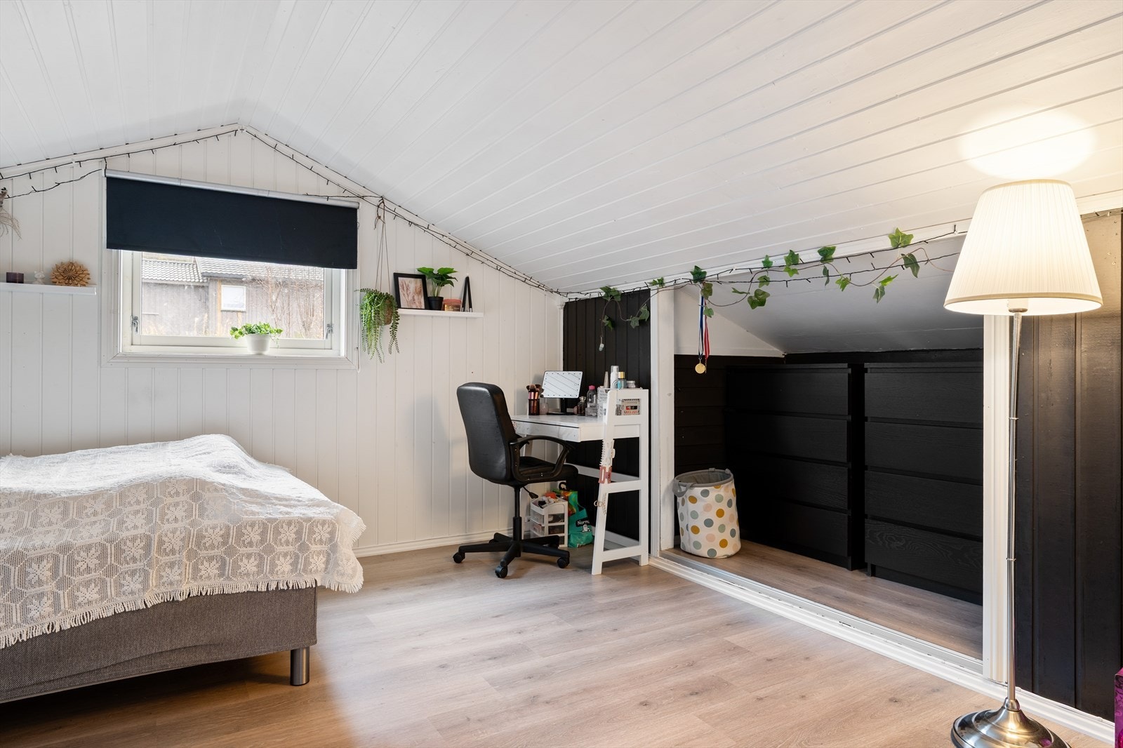 Rommet har god plass til stor seng, praktisk garderobeløsning og annet ønsket møblement. Gjør oppmerksom på at loftet ikke er omsøkt og godkjent for varig opphold. Galleribilde