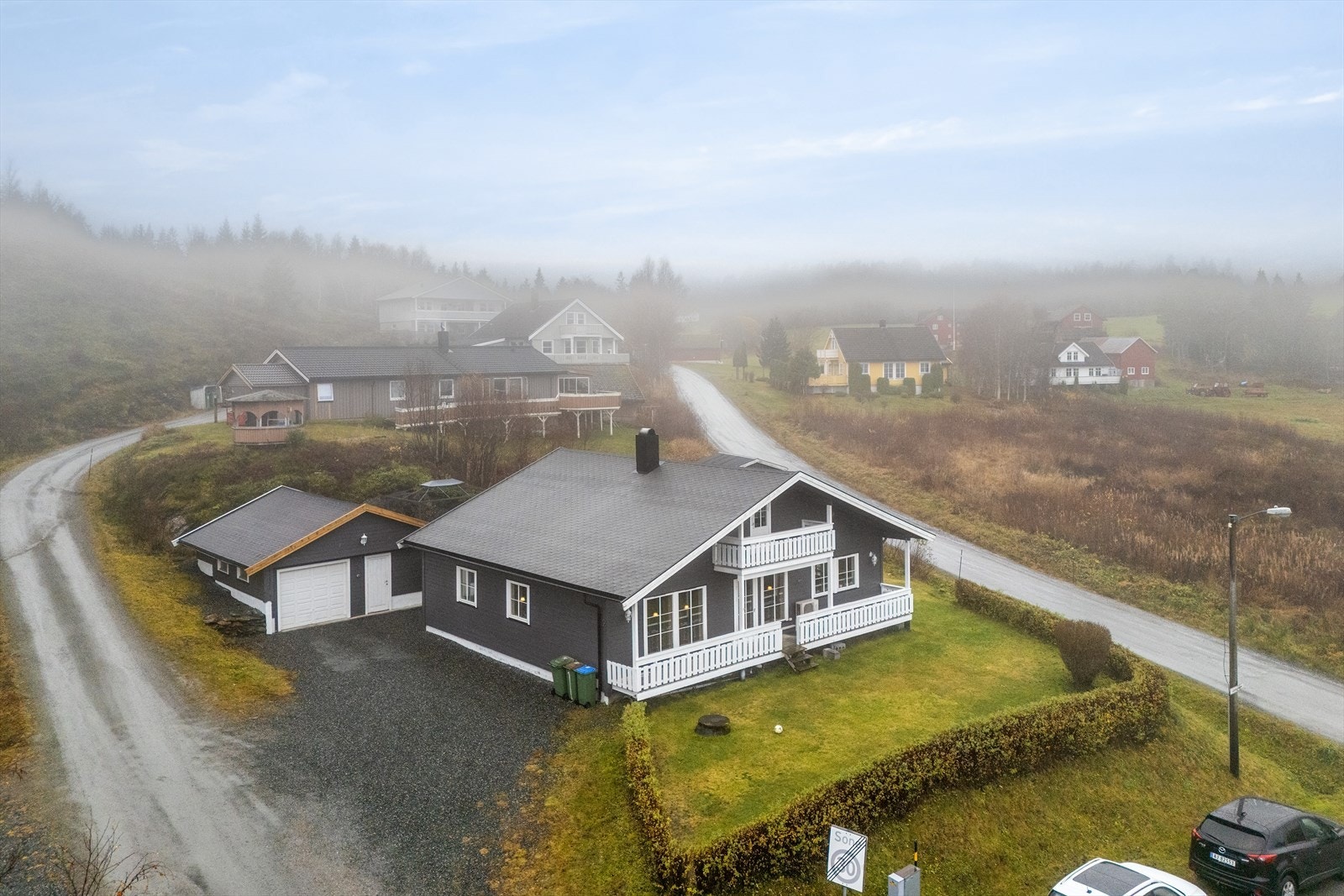 Fra eiendommen er det kort vei til skole, barnehage og dagligvarebutikk. Galleribilde