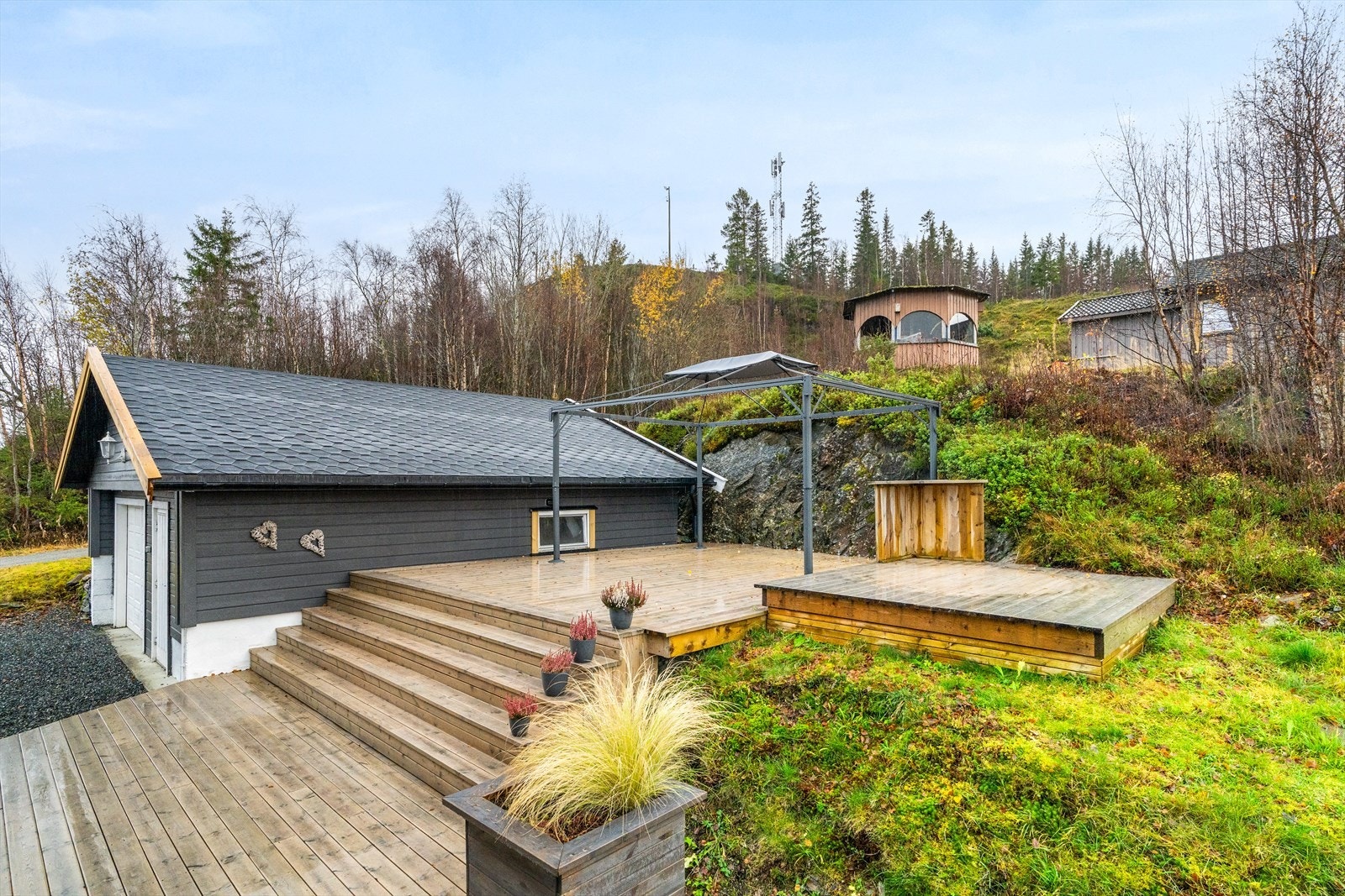 Det er oppført en større garasje på hele 43 m². Galleribilde