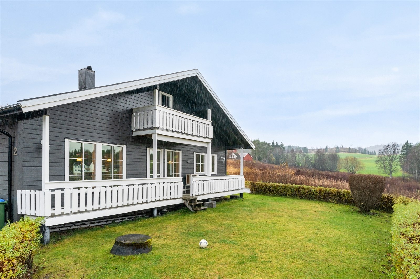 Plenen er flat og pent beplantet. Galleribilde