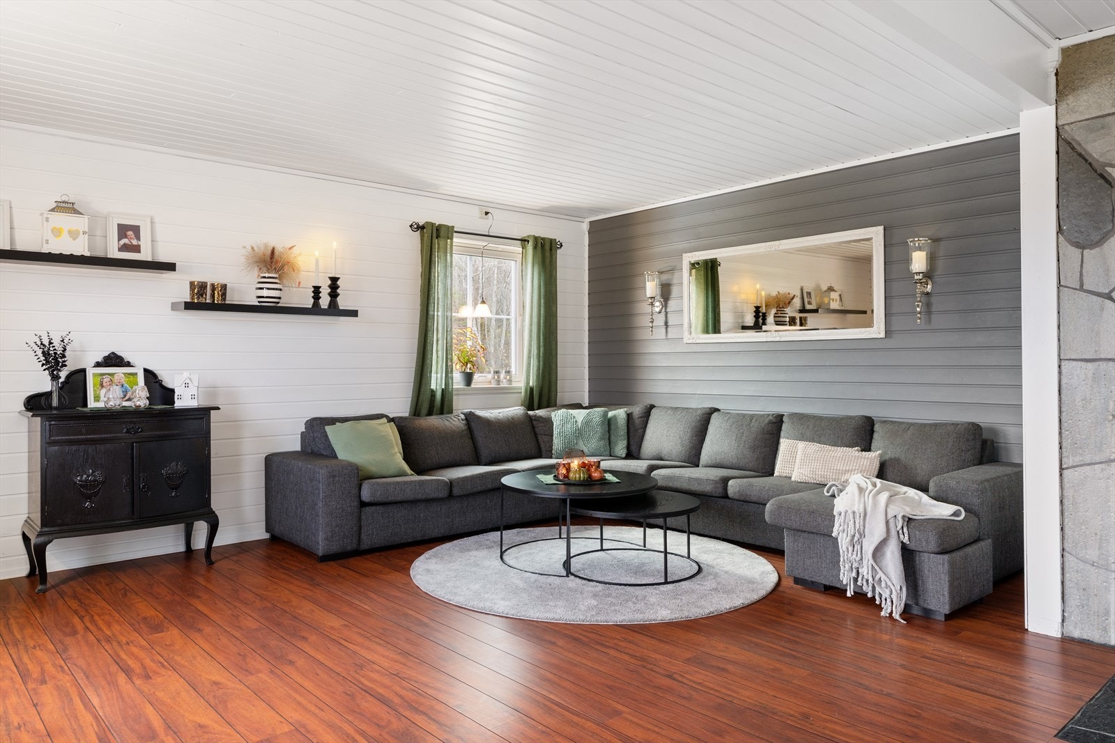 Stuen er på gode 36 m² og har rikelig med naturlig lysinnslipp gjennom rause vindusflater. Galleribilde