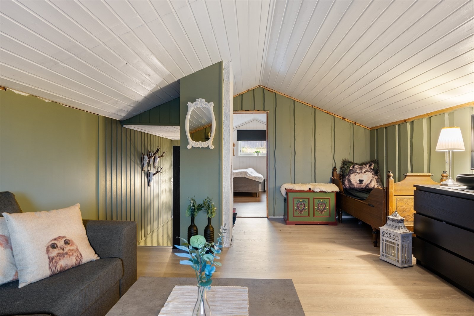 Fra loftet er det utgang til en balkong på ca. 5 m². Gjør oppmerksom på at loftet ikke er omsøkt og godkjent for varig opphold. Galleribilde