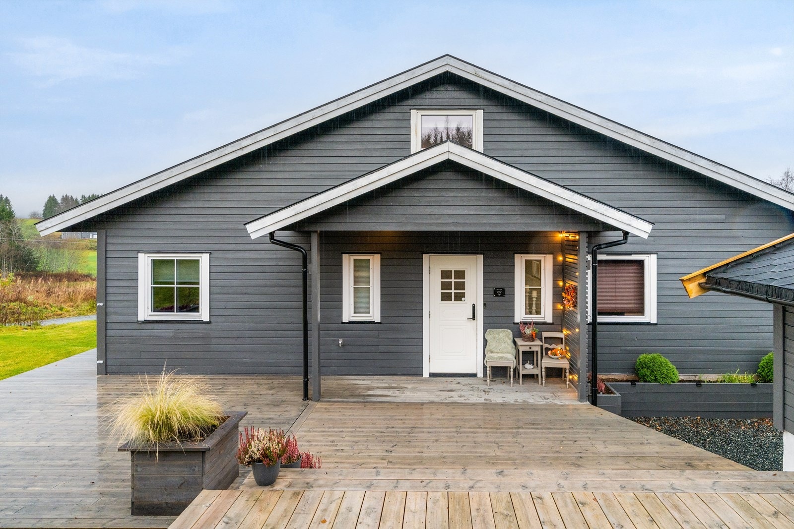 Det er etablert terrasse og overbygd inngangsparti som gir et godt førsteinntrykk. Galleribilde