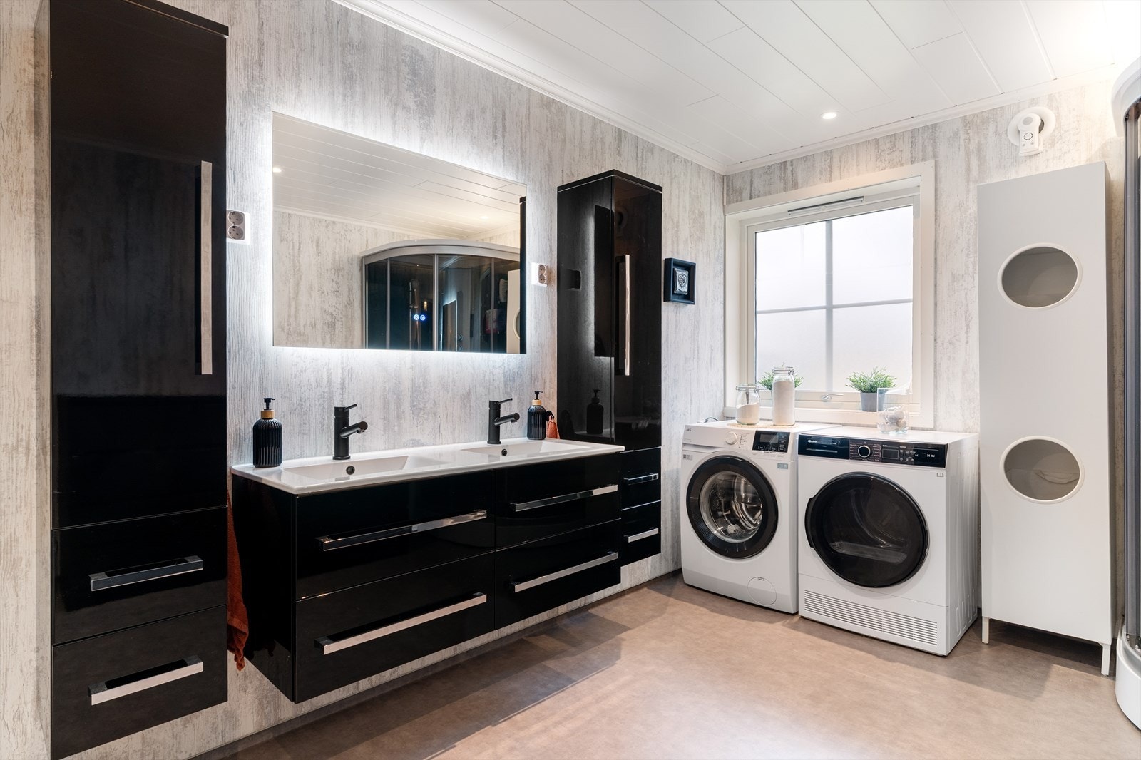 Her er det blant annet god plass til både vaskemaskin og tørketrommel. Galleribilde
