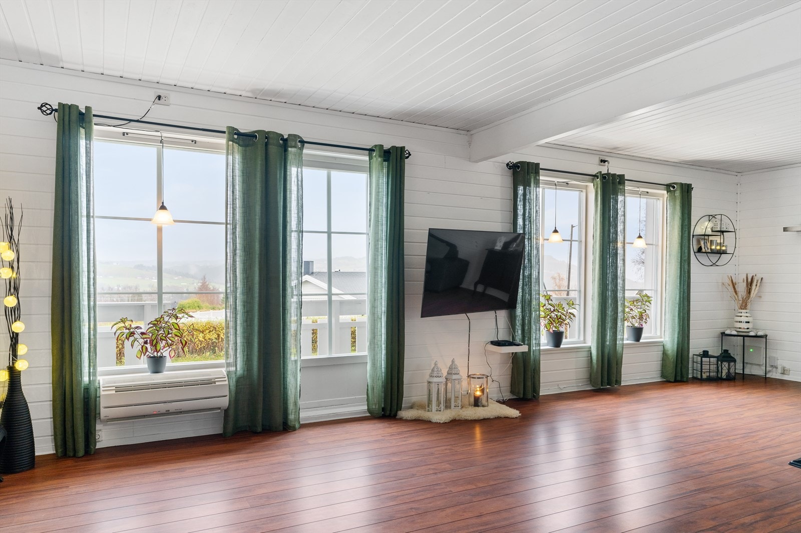 Fra stuen er det utgang til en terrasse som fører videre til hagen. Galleribilde