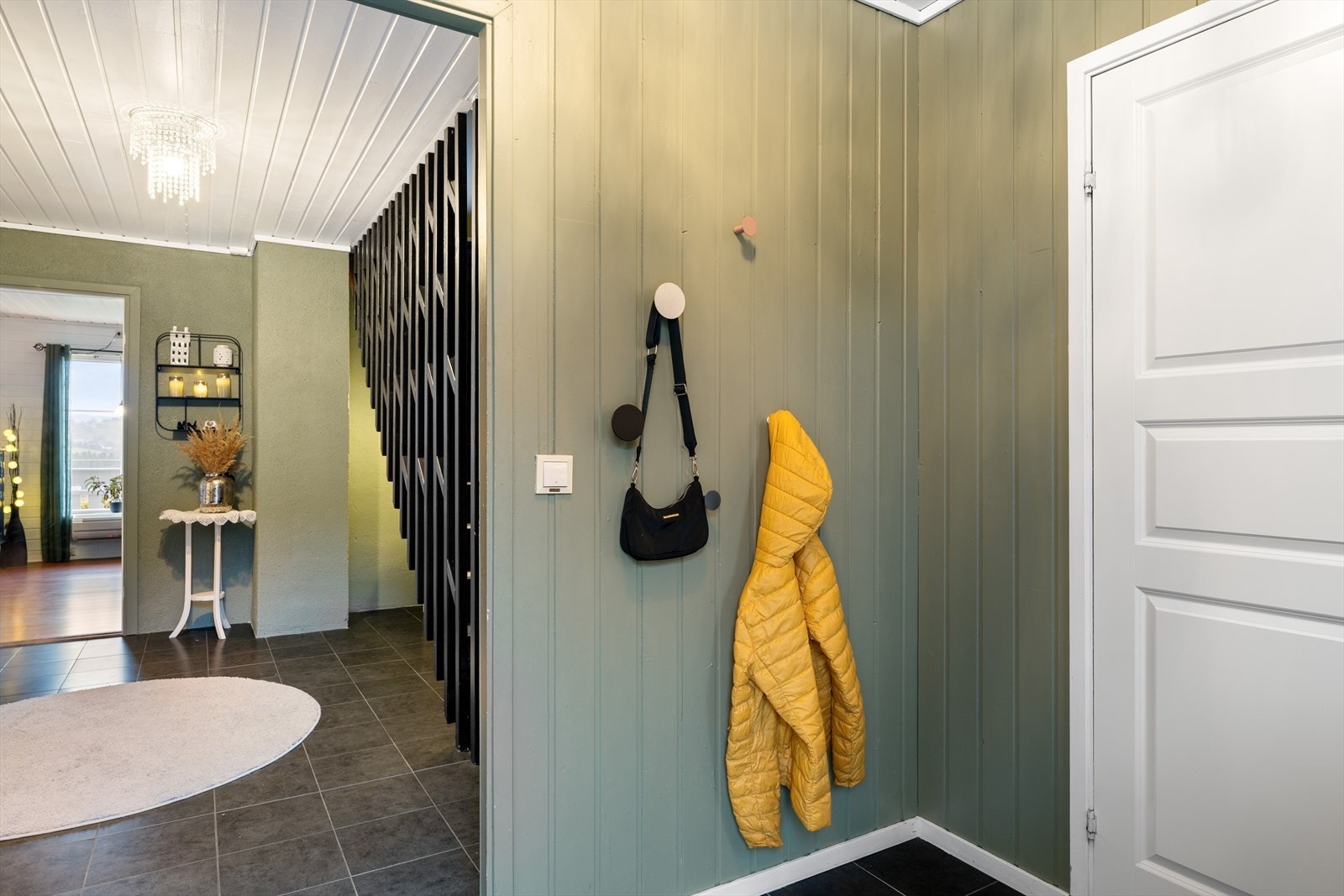 Ved entreen er det en bod på 6 m² som gir rikelig med lagringsplass. Galleribilde