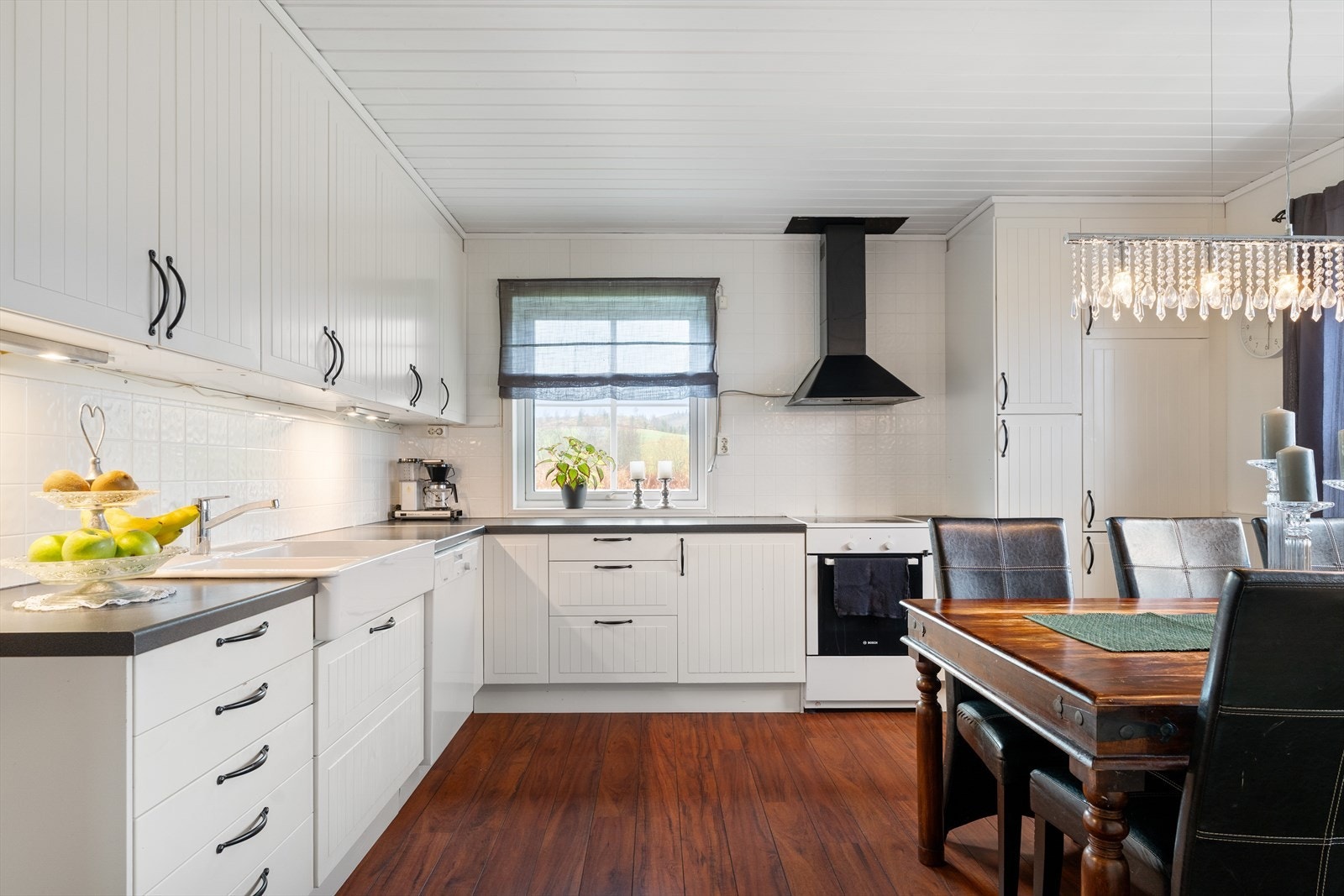 Kjøkkenet er praktisk L-formet med rikelig skap- og benkeplass. Galleribilde