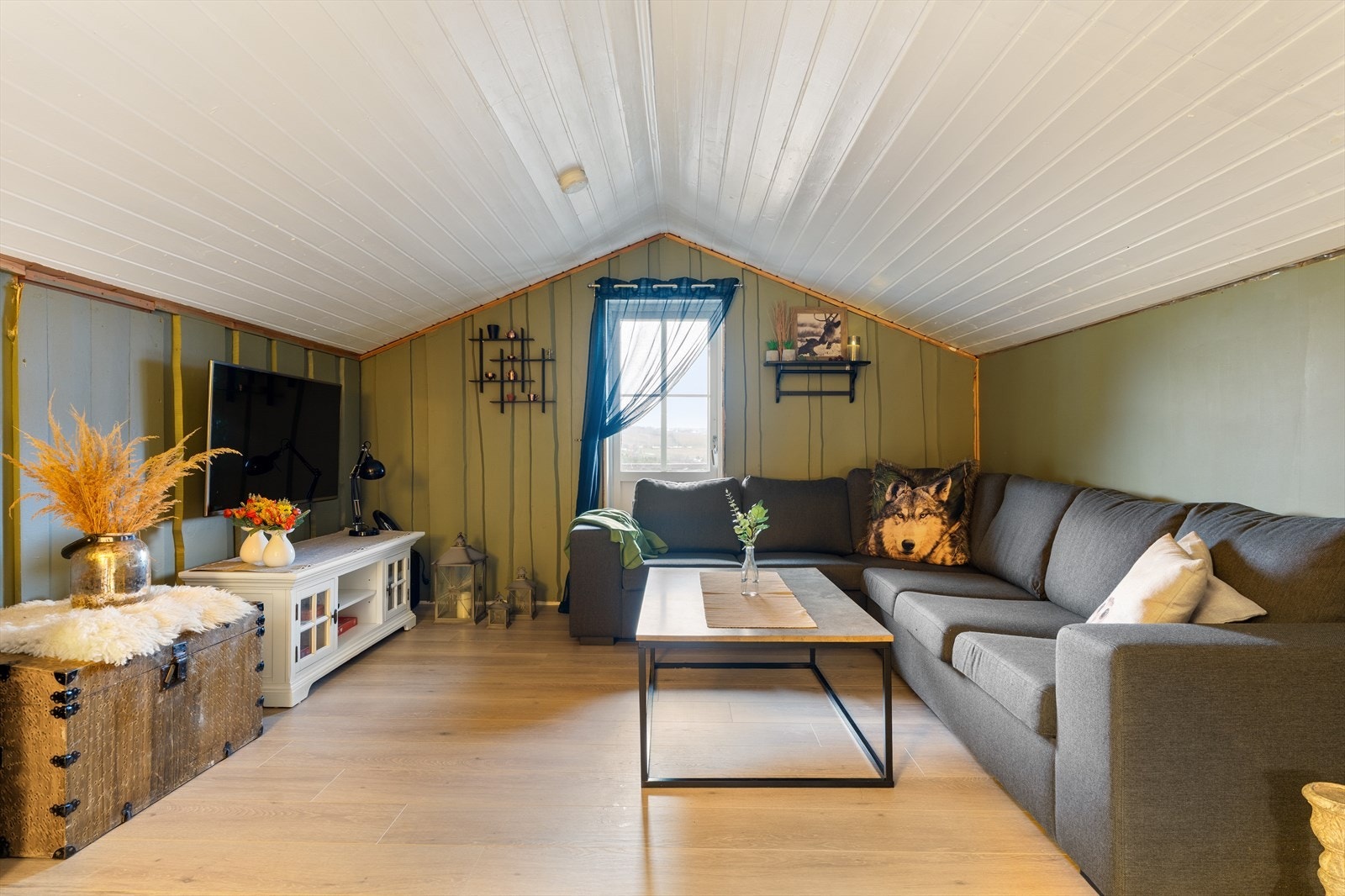 På loftet er det omgjort til to rom, rommene er innredet som stue og soverom. Galleribilde